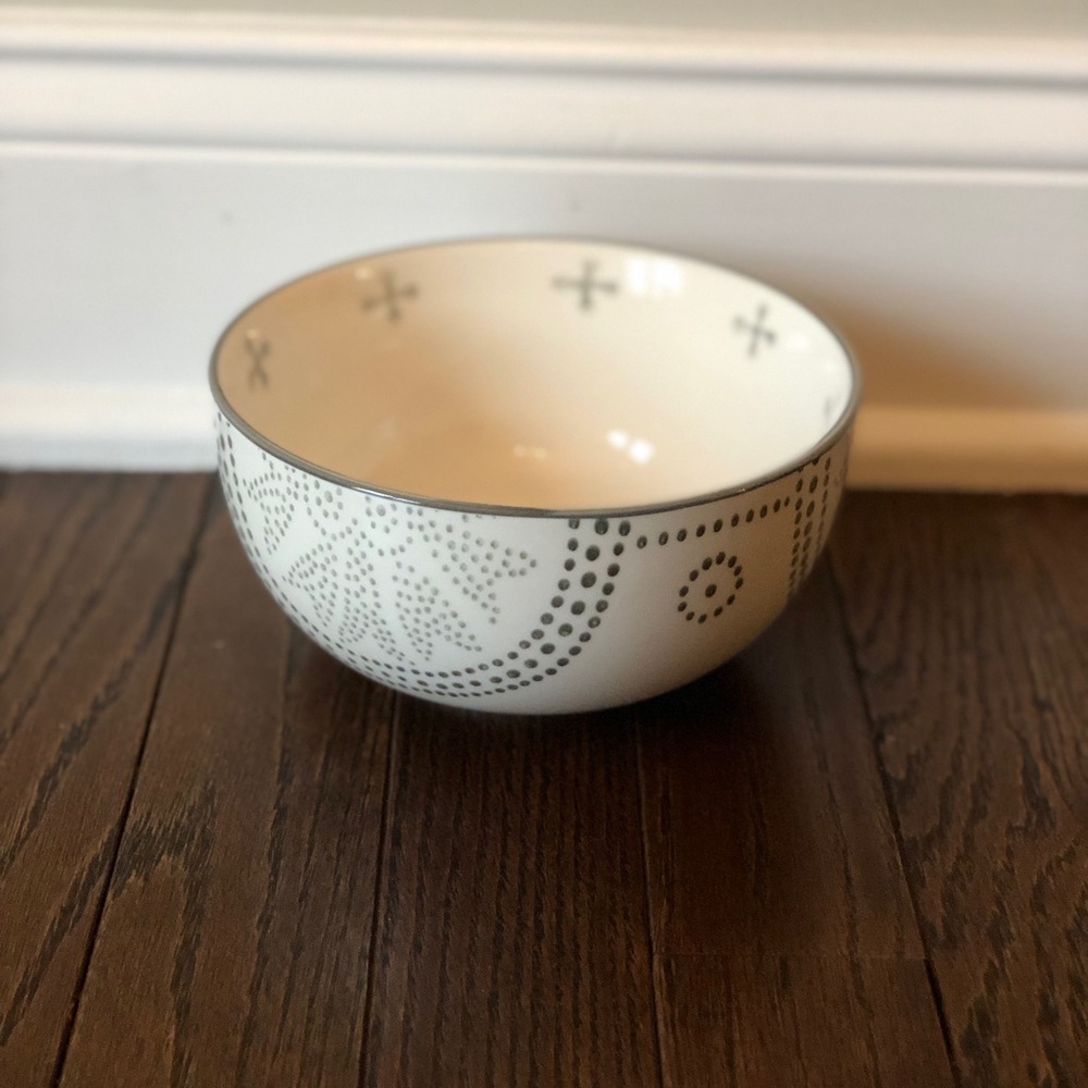 Baum Brothers Phara 6” Round Gray/White Floral Geometric Design Bowl - EUC!